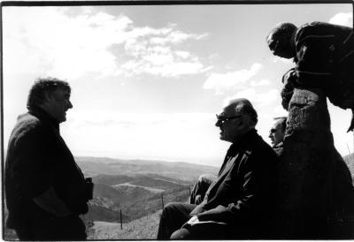 Fred Frith, Michael Nyman, Evan Ziporyn and Billy Bang, talking outdoors, Woodside, CA (2005)
