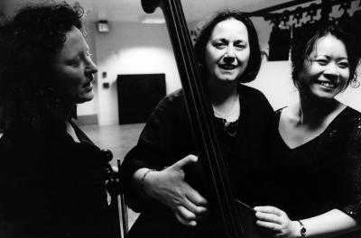 Gunda Gottschalk, Joëlle Leandre, and Xu Fengxia, half length portrait, 2006