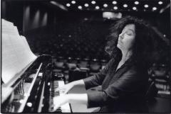 Elena Kats-Chernin playing the piano, San Francisco, 2008