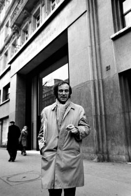 Bernard Heidsieck in front of the Banque Française du Commerce Extérieur in Paris, 1973