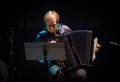Frode Haltli playing accordion during the second concert of OM 20, San Francisco CA (2015)