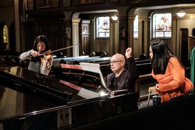 Yumi Hwang-Williams, Dennis Russell Davies, and Maki Namekawa at the piano during rehearsals prior to the first concert of OM 22, San Francisco (February 18, 2017)
